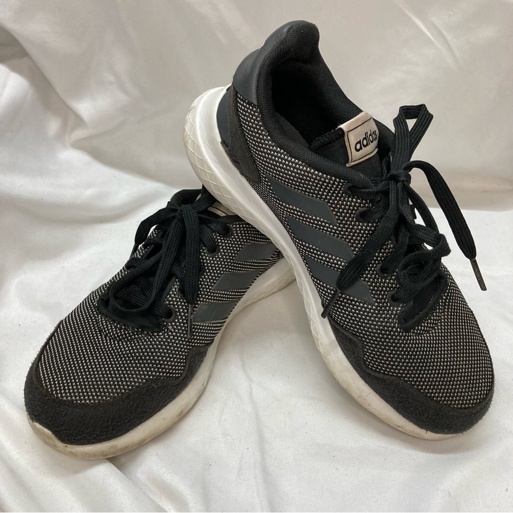Adidas Sneakers Running Shoes Size 6 Womens (4 1/2 Boys) Grey & White.